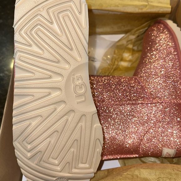 UGG KIDS CLASSIC
SHORT |I GLITTER - Picture 4 of 5